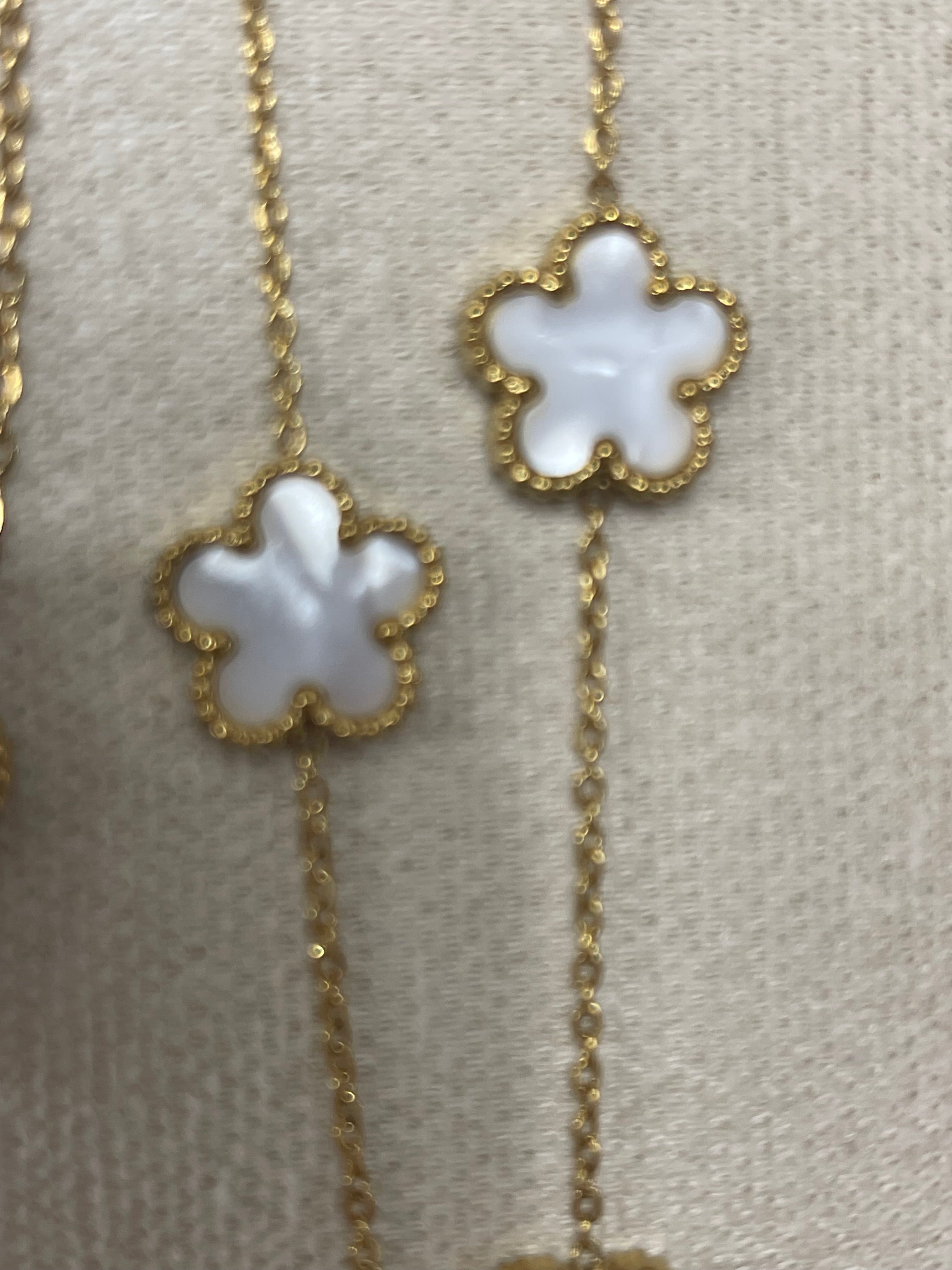WHITE MULTIPLE CLOVER NECKLACE