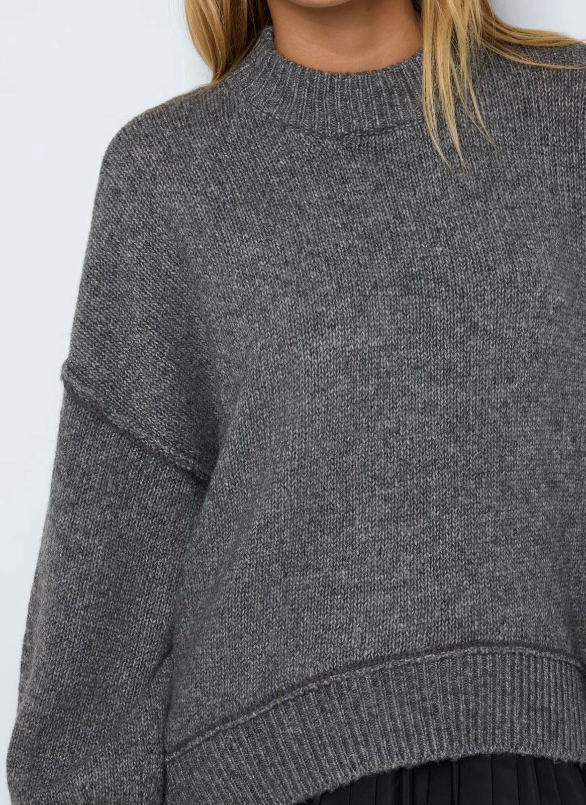 NM LUSIA O-NECK KNIT SWEATER | GRAY & CREAM