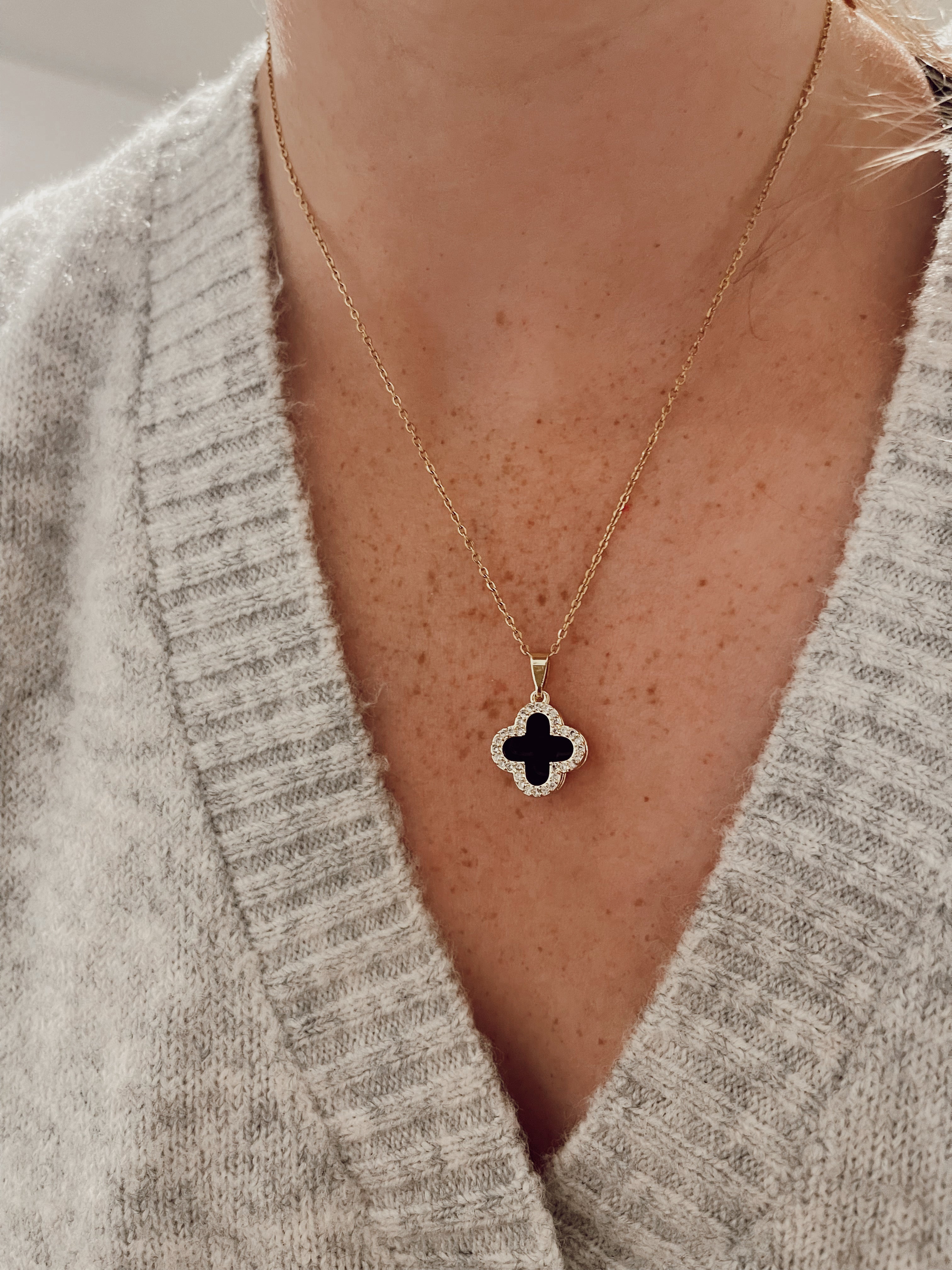 DOUBLE CLOVER PENDANT NECKLACE - BLACK