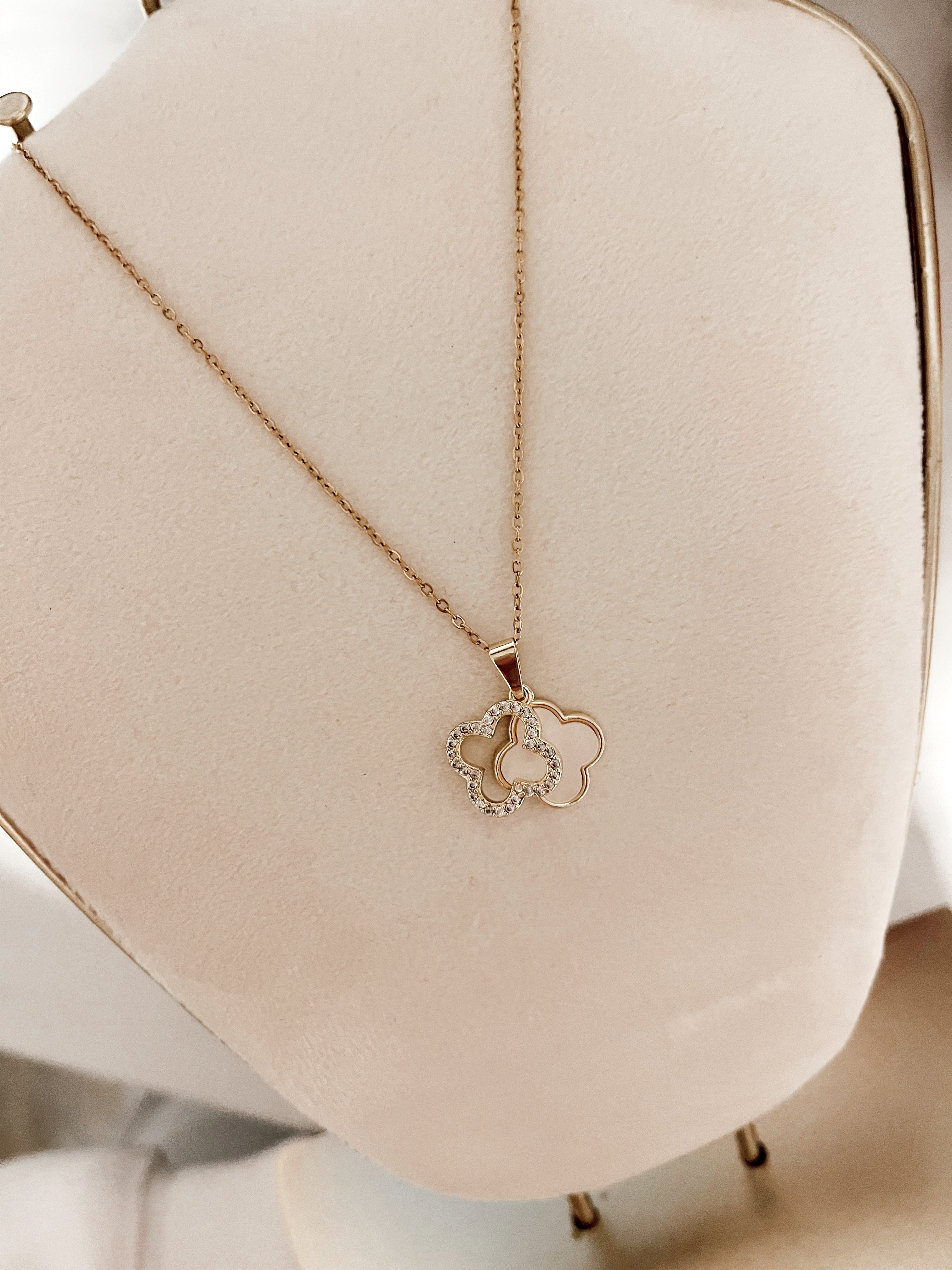 DOUBLE CLOVER PENDANT NECKLACE - PEARL