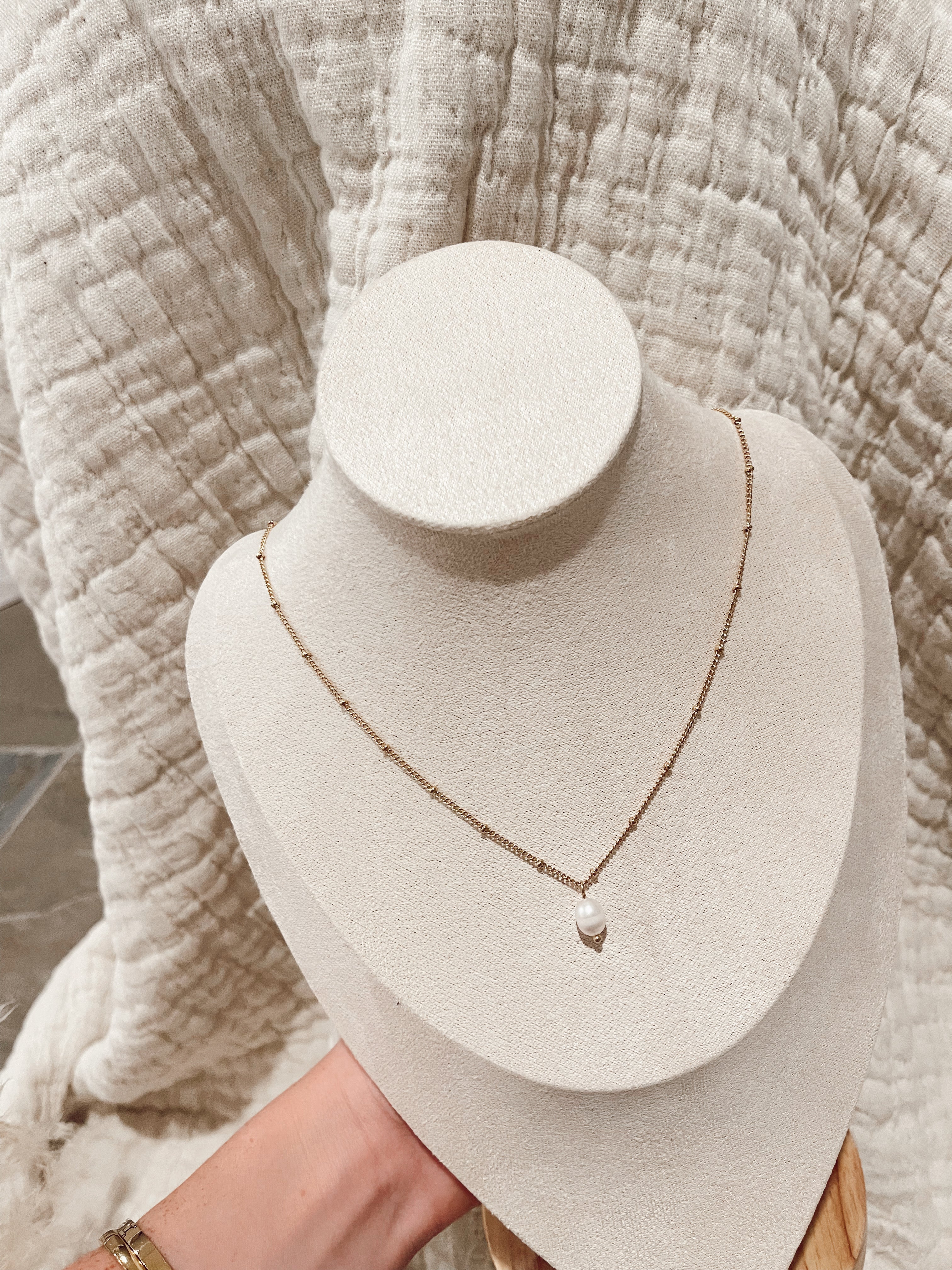 PEARL PENDANT NECKLACE