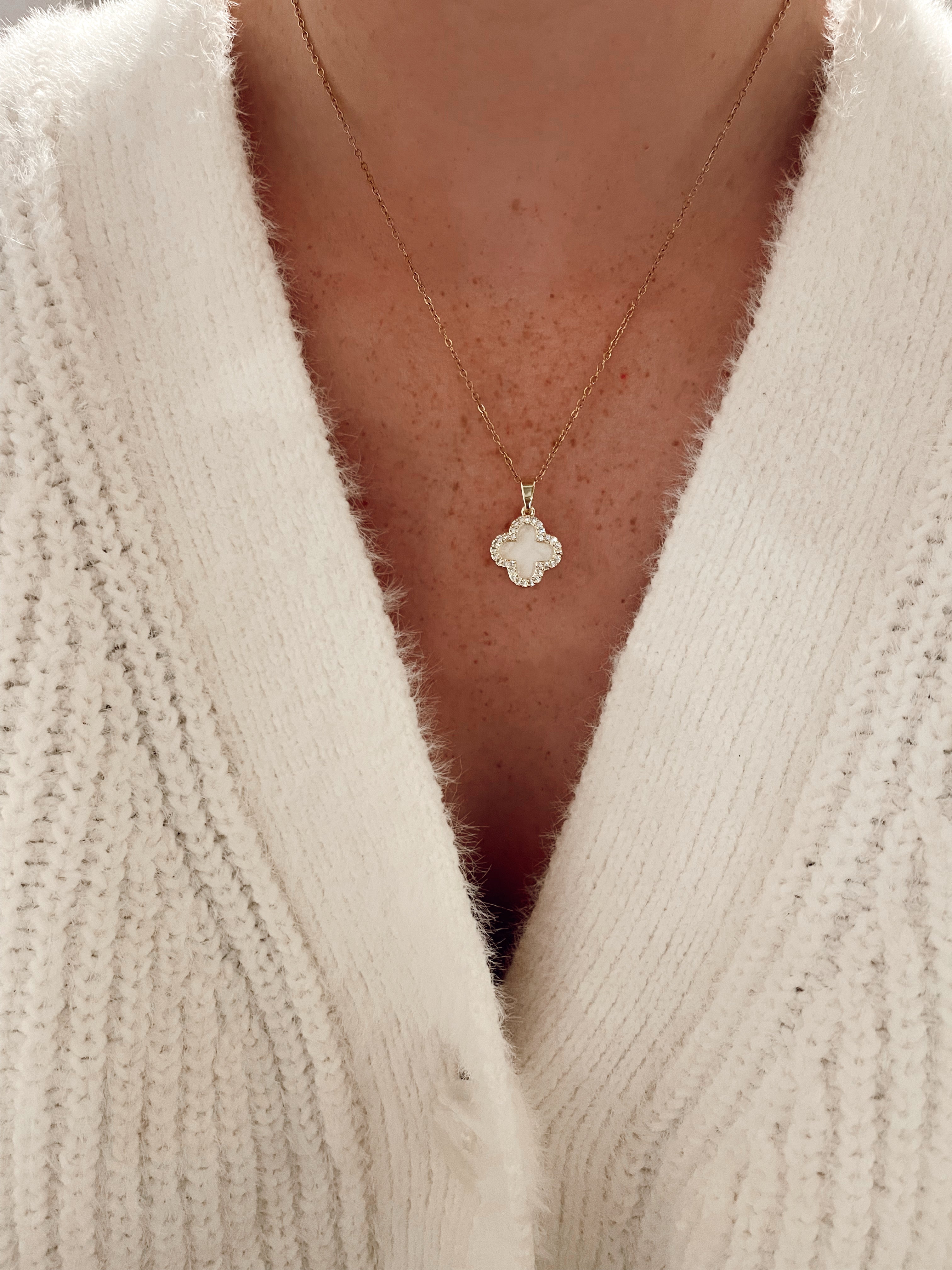DOUBLE CLOVER PENDANT NECKLACE - PEARL