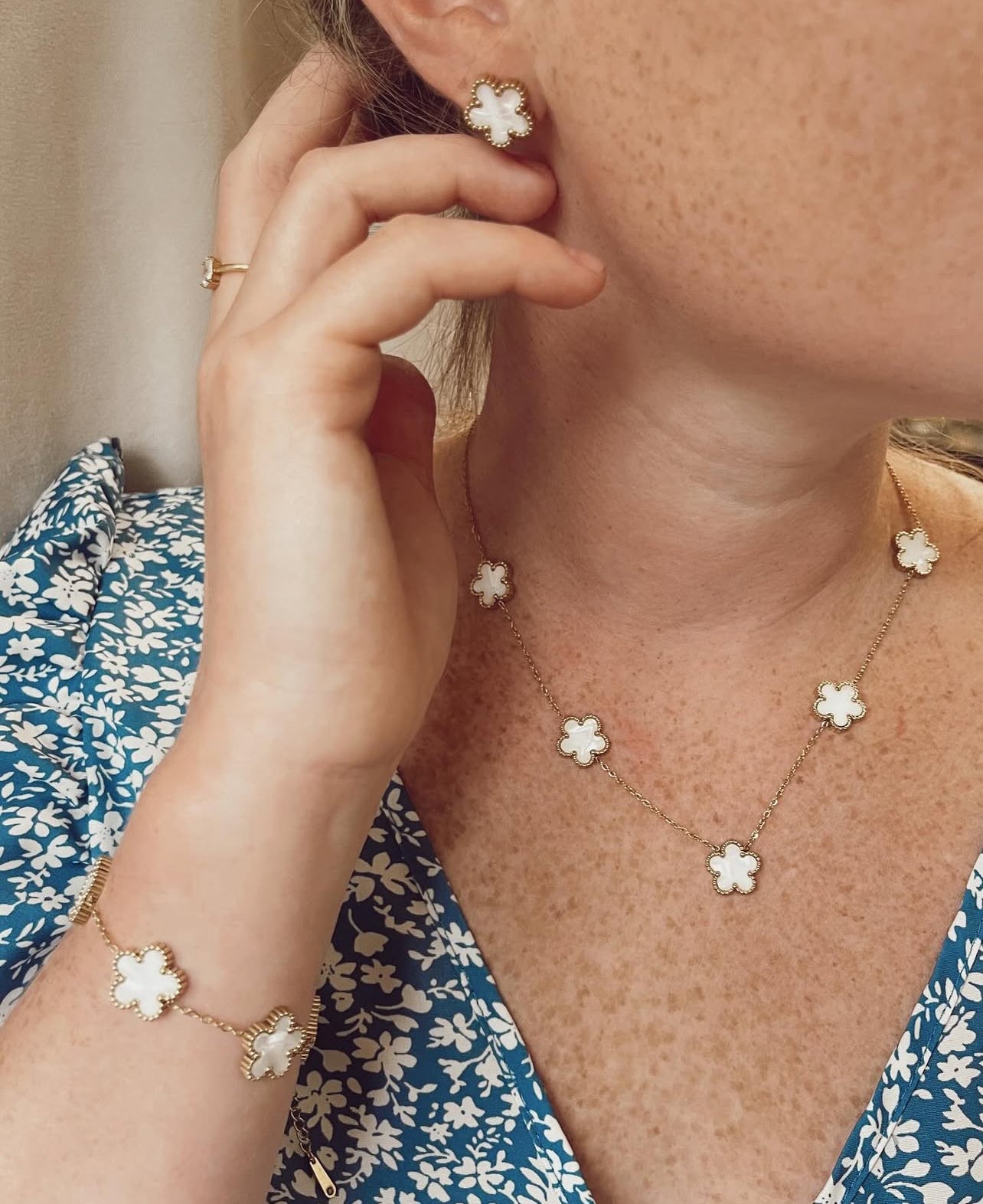 WHITE MULTIPLE CLOVER NECKLACE