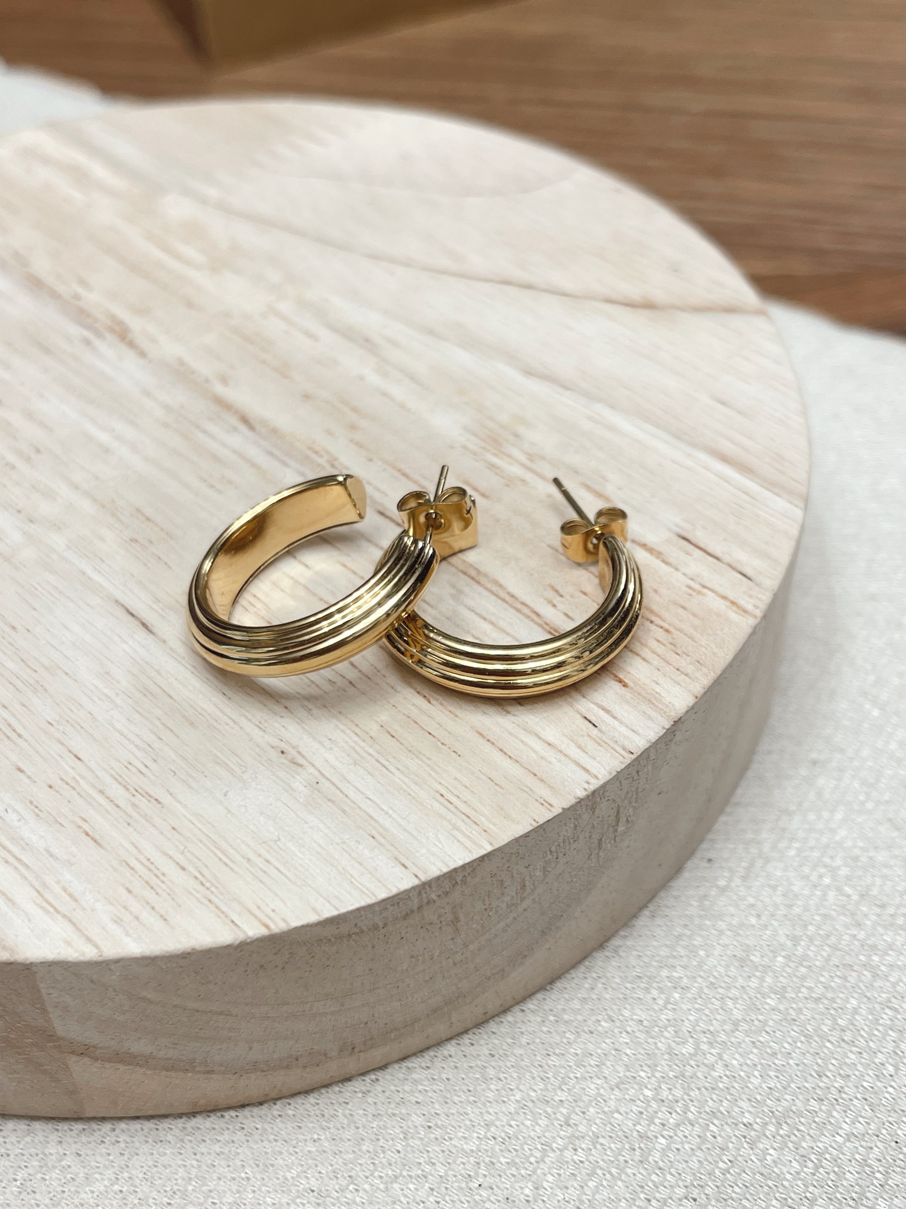 RIBBED GOLD HOOP