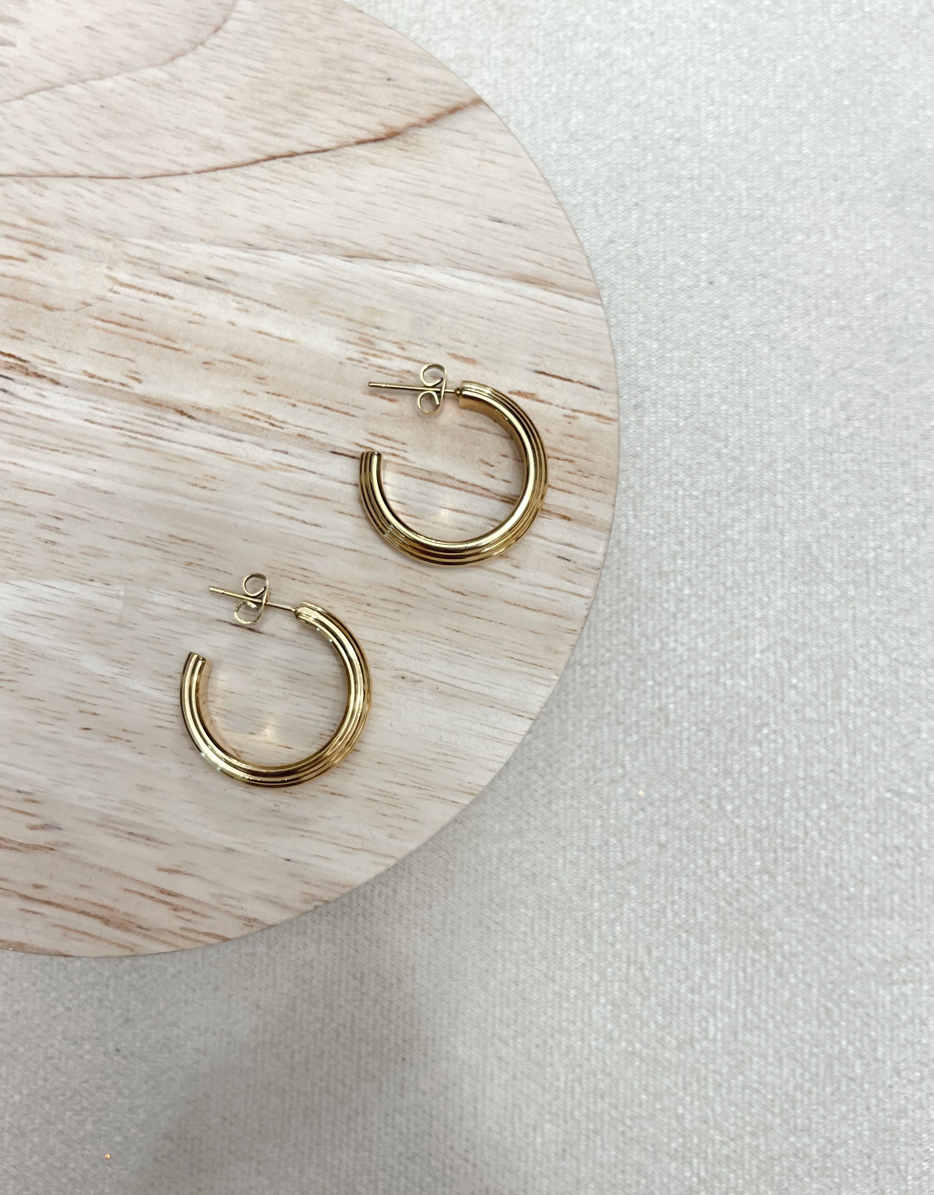 RIBBED GOLD HOOP
