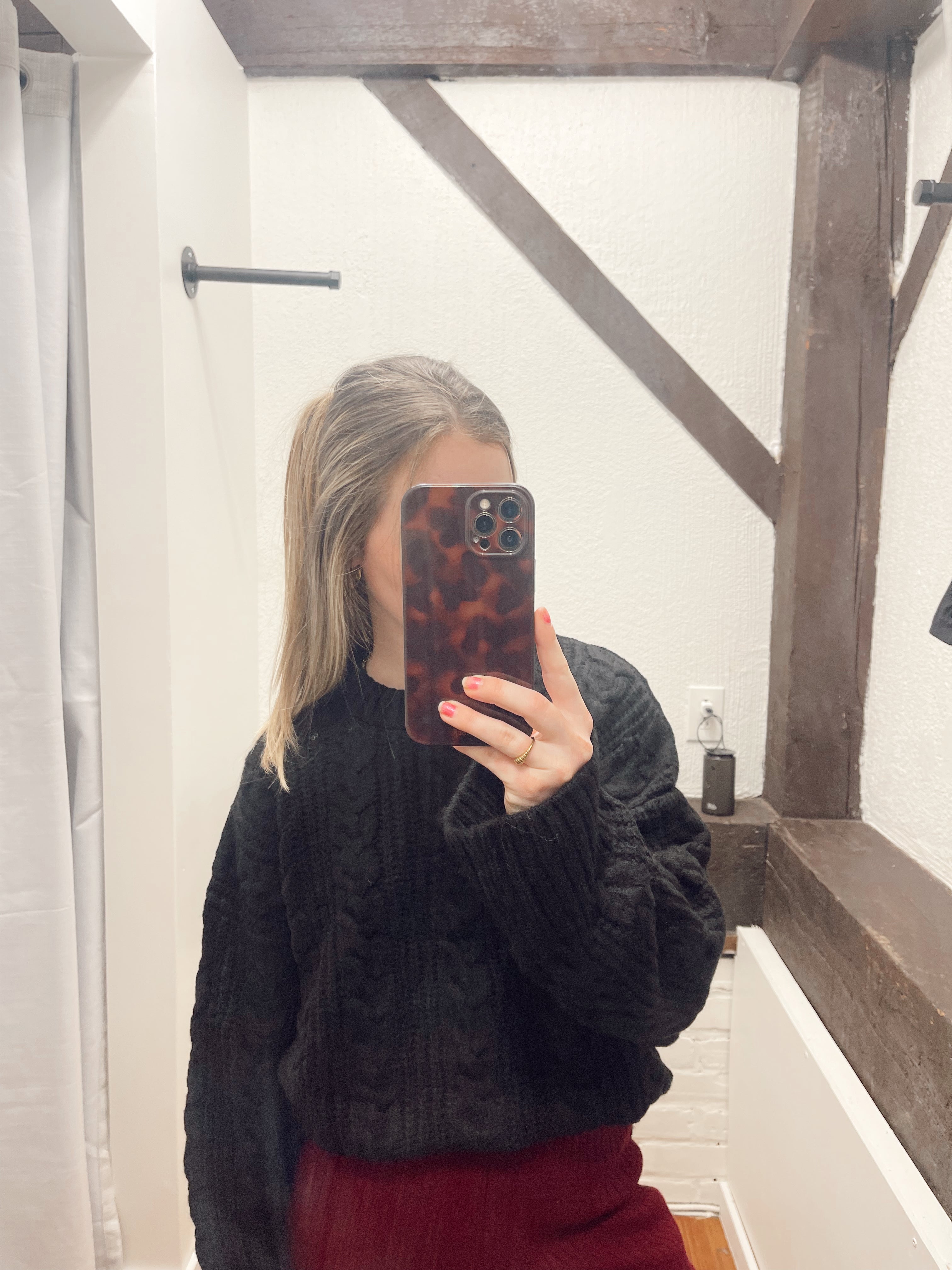 OVERSIZED CABLE KNIT SWEATER