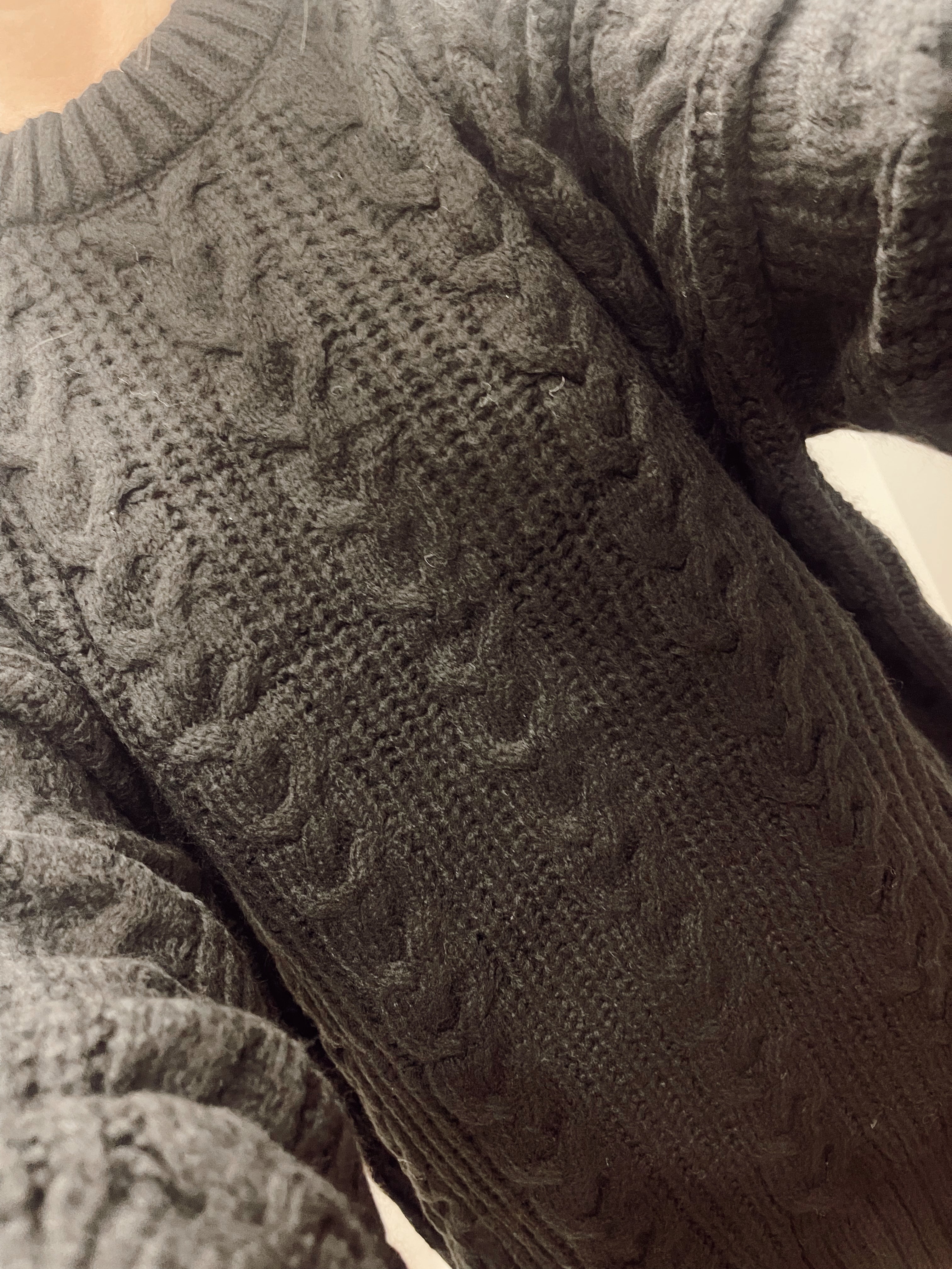 OVERSIZED CABLE KNIT SWEATER