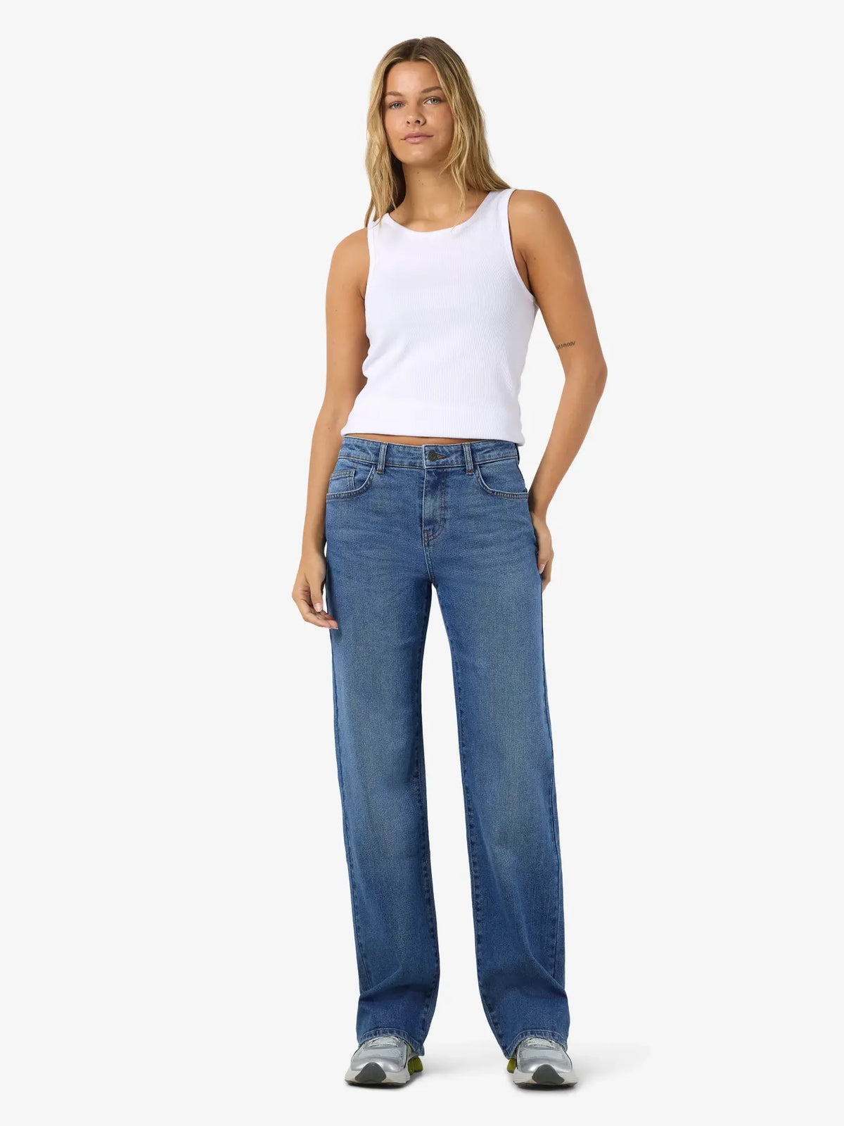 NM YOLANDA MID-RISE STRAIGHT LEG JEANS